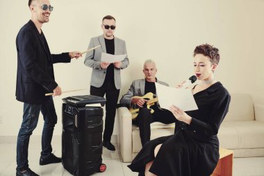 Müzik grubu stüdyodaki provada yeni şarkı çalışıyor.