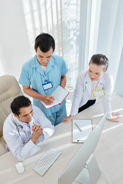 Groep Betrokken Artsen Bespreekt Artikel Coronaviruspandemie Maakt Aantekeningen — Stockfoto