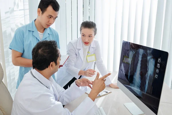 Doctors Gathered Office Desk Discuss Difficult Case Pneumonia Check Patients — Stock Photo, Image
