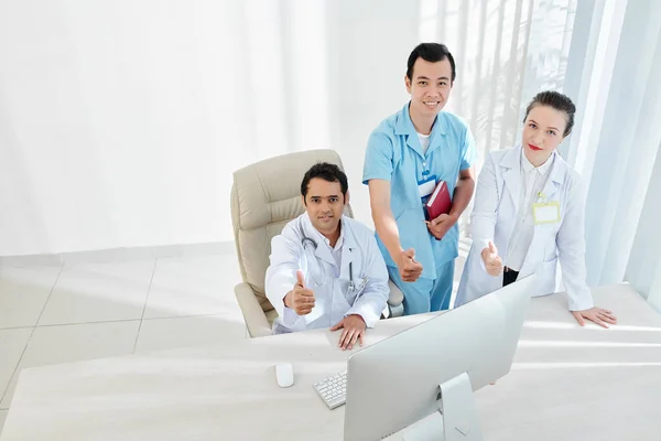 Багатоетнічна Команда Лікарів Офісному Столі Показує Великі Пальці Вгору Посміхається — стокове фото