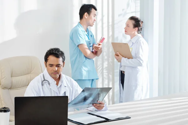 Serious Pulmonologist Examining Lungs Ray His Colleagues Discussing Epidemic Background — Stock Photo, Image