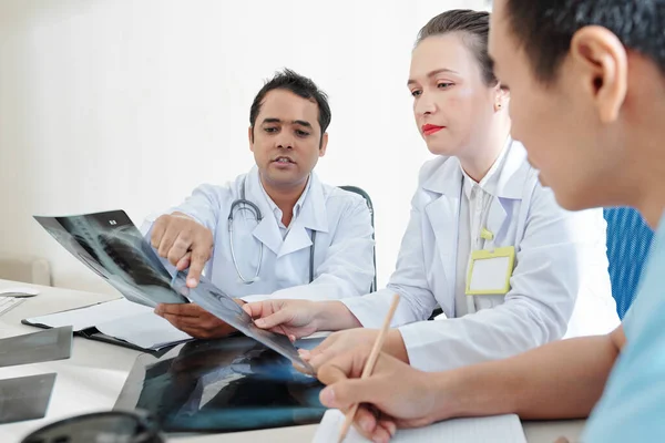 Gruppo Medici Seri Che Controllano Polmoni Radiografia Del Paziente Durante — Foto Stock