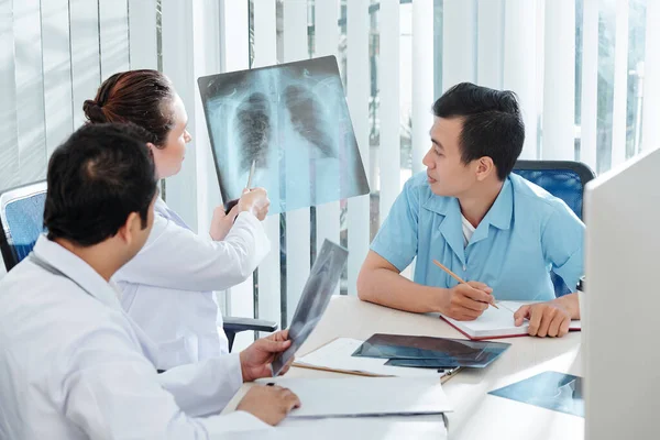 Groupe Médecins Discutant Radiographie Pulmonaire Patient Atteint Pneumonie — Photo