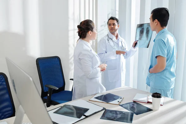 Doctor Showing Chest Ray Patient Dangerous Virus Coworkers Discussing Treatment — Stock Photo, Image