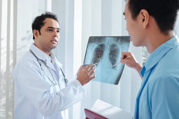 Médico Preocupado Encontrou Sintomas Doença Perigosa Nos Pulmões Raio Paciente — Fotografia de Stock