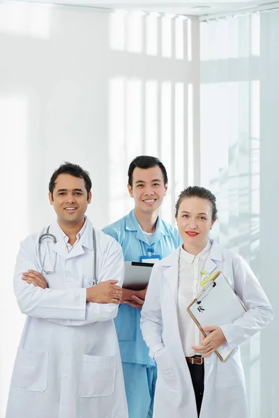 Equipo Trabajadores Médicos Sonrientes Uniforme Pie Pasillo Del Hospital —  Fotos de Stock