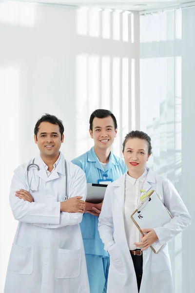 Team Leende Sjukvårdspersonal Uniform Stående Sjukhuskorridoren — Stockfoto