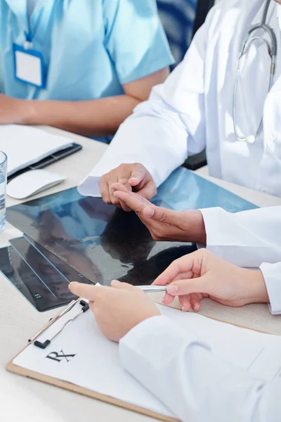 Grupo Trabajadores Médicos Discutiendo Las Radiografías Tórax Muchos Pacientes Tratando — Foto de Stock