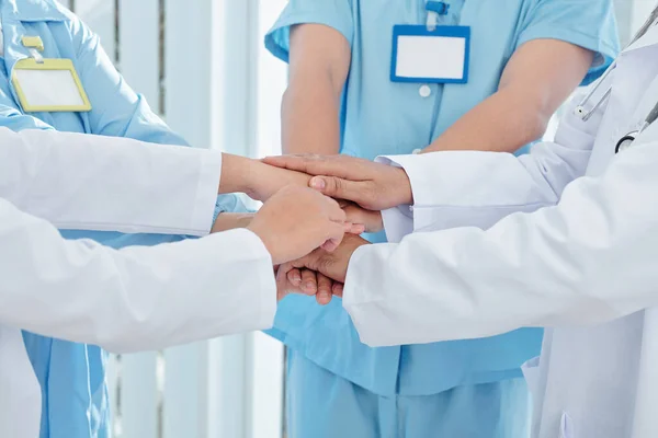 Groep Artsen Stapelt Handen Eenheid Tonen Voor Lange Werkdag Tijdens — Stockfoto