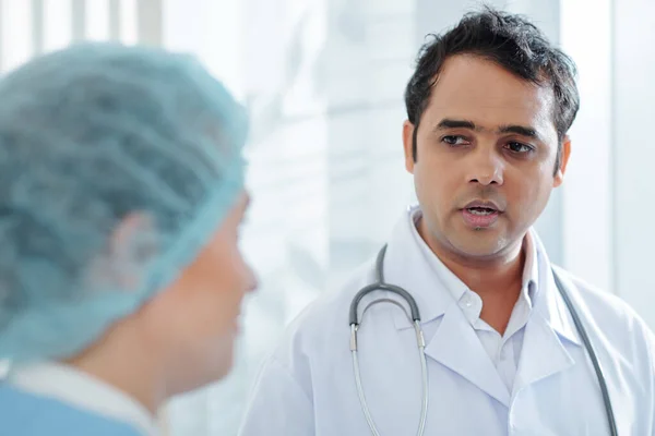 Médico Geral Indiano Experiente Tendo Uma Conversa Séria Com Enfermeira — Fotografia de Stock