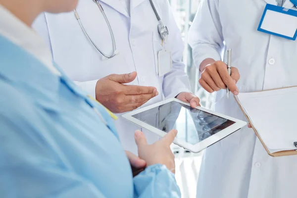 Imagem Perto Trabalhadores Médicos Discutindo Resultados Testes Médicos Tela Computador — Fotografia de Stock