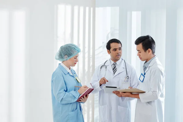 Serious Doctors Discussing Article Tablet Computer Colleagues Explaining Them What — Stock Photo, Image