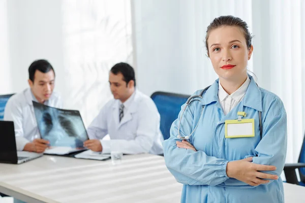 Retrato Médico Sonriente Confiado Pie Con Los Brazos Cruzados Mirando —  Fotos de Stock