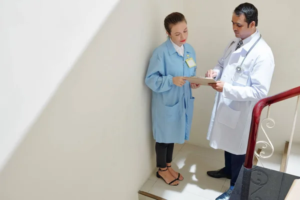 Indian Doctor Showing Document Medical Prescription Female Colleague — Stock Photo, Image