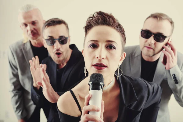 Hombres Encantados Mirando Cantante Bastante Talentosa Cantando Micrófono —  Fotos de Stock