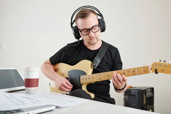 Grubuna Yeni Bir Şarkı Bestelerken Gözlüklü Bir Adam Gitar Çalıyor — Stok fotoğraf