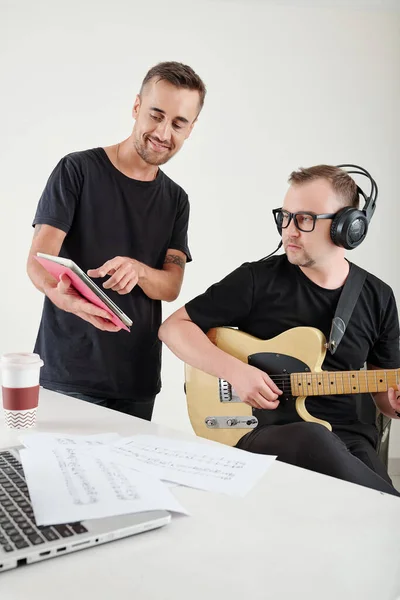 Escritor Mostrando Tablet Computador Com Novas Letras Música Para Compositor — Fotografia de Stock