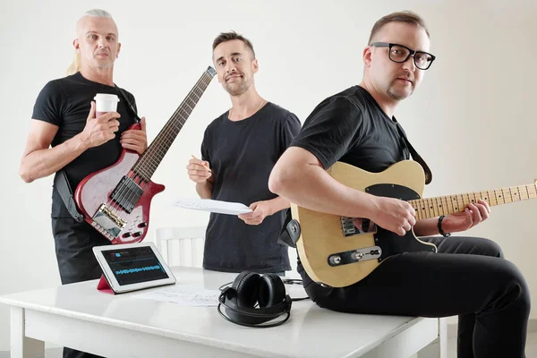 Grupo Músicos Maduros Creativos Discutiendo Practicando Nueva Canción —  Fotos de Stock