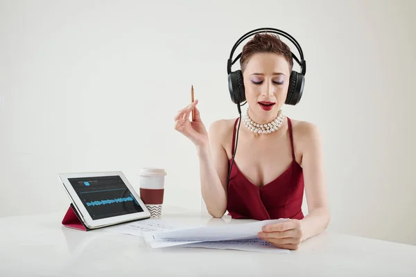 Hermosa Cantante Femenina Auriculares Leyendo Letras Documento Practicando Nueva Canción —  Fotos de Stock