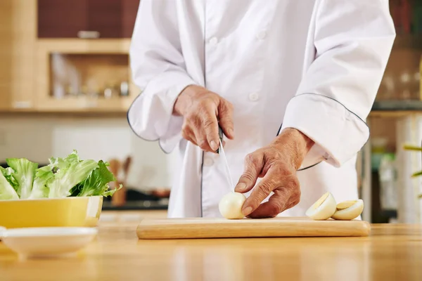 Imagen Recortada Del Cocinero Cortando Huevos Cocidos Sobre Tabla Madera —  Fotos de Stock