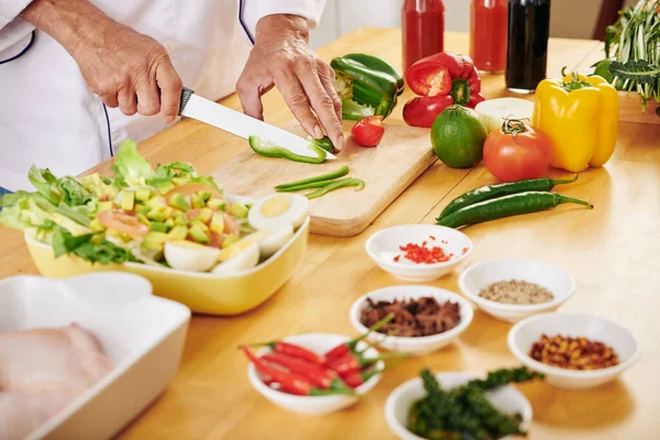 Kezek Ember Vágás Zöld Harang Paprika Saláta Amikor Főzés Konyhában — Stock Fotó