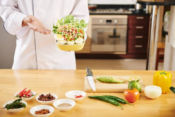 Chef Jaqueta Branca Mostrando Tigela Com Deliciosa Salada Que Ele — Fotografia de Stock