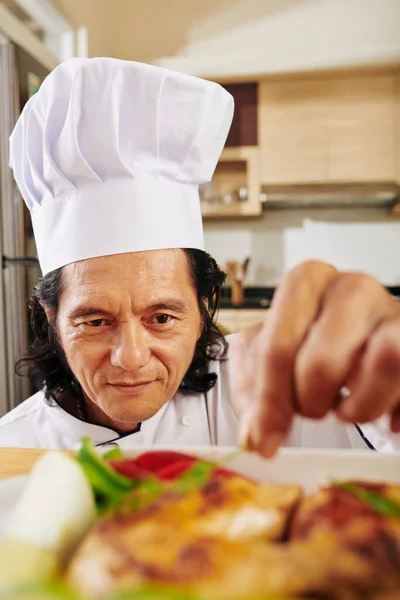 Sonriente Hombre Maduro Sombrero Chef Adornando Pollo Que Horneó Bandeja —  Fotos de Stock