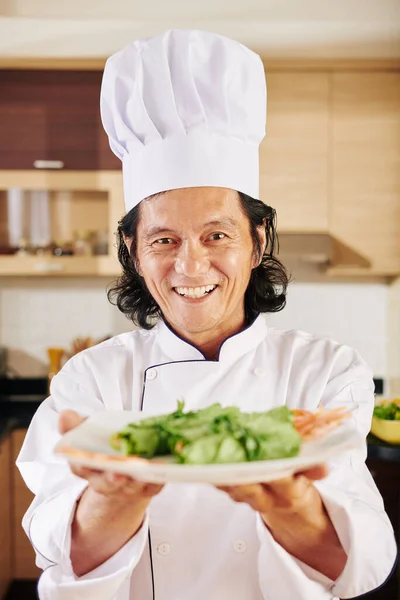 Retrato Hombre Asiático Positivo Que Ofrece Plato Deliciosa Ensalada Sabrosa —  Fotos de Stock