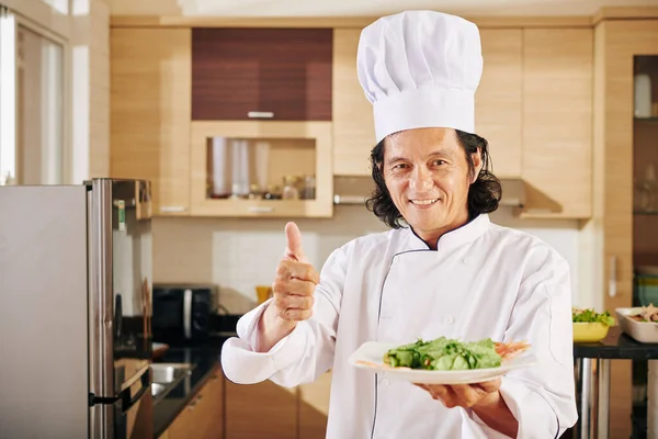 Sorrindo Maduro Asiático Chef Segurando Prato Com Prato Que Ele — Fotografia de Stock