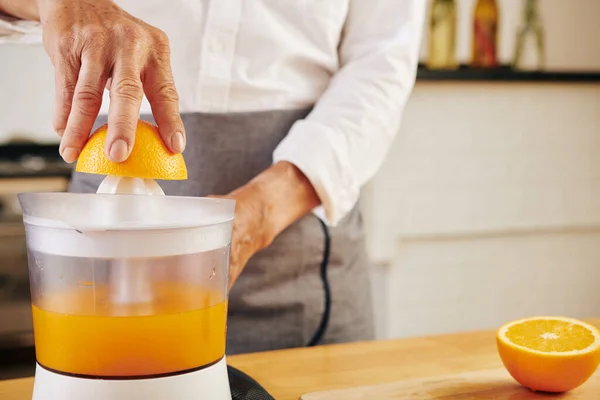 Hombre Preparando Jugo Naranja Mañana Con Ayuda Exprimidor Manual Enfoque — Foto de Stock