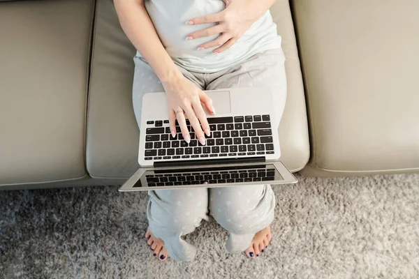 Gravid Kvinna Bomull Pyjamas Sitter Soffan Röra Magen Och Söka — Stockfoto