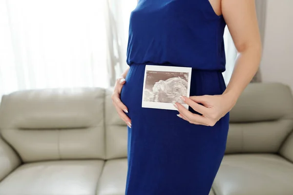 Mulher Grávida Vestido Noite Azul Profundo Longo Mostrando Imagem Ultra — Fotografia de Stock