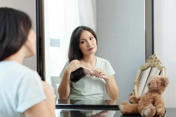 Hermosa Joven Asiática Sentada Frente Vanidad Habitación Cepillando Cabello — Foto de Stock