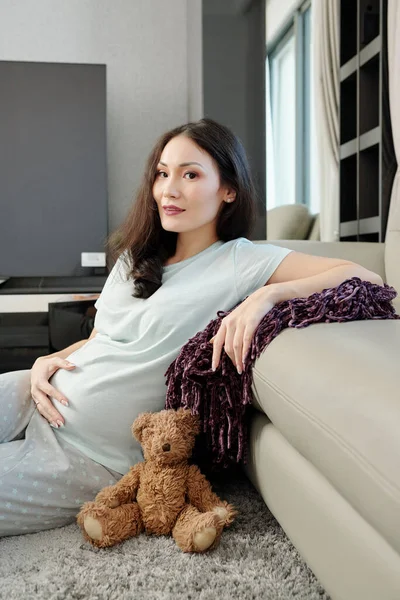 Mooie Jonge Zwangere Vrouw Rusten Vloer Woonkamer Aanraken Van Haar — Stockfoto
