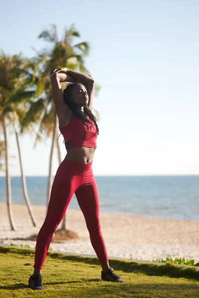 Mooie Jonge Zwarte Vrouw Stretching Terug Hardlopen Het Strand Ochtend — Stockfoto