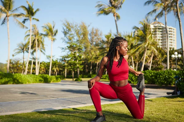 Negro Ajuste Joven Mujer Haciendo Ejercicio Haciendo Ejercicio Para Estirar — Foto de Stock