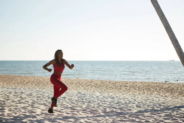 Ajuste Joven Mujer Negra Parte Superior Roja Polainas Corriendo Playa — Foto de Stock