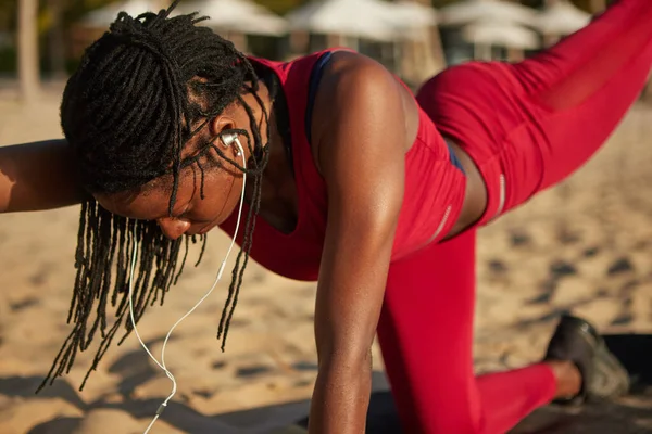 Formda Genç Siyahi Bir Kadın Diz Çöküp Bir Kolunu Öne — Stok fotoğraf