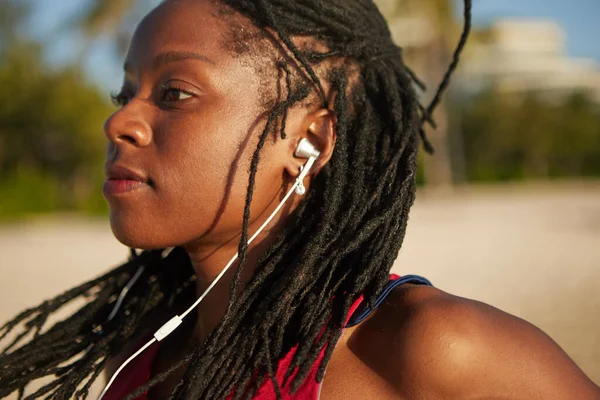 Déterminé Belle Femme Noire Avec Dreadlocks Écouter Musique Jogging Matin — Photo