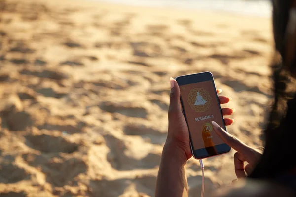 Junge Frau Verbringt Morgen Strand Und Nutzt Meditationsanwendung Auf Smartphone — Stockfoto