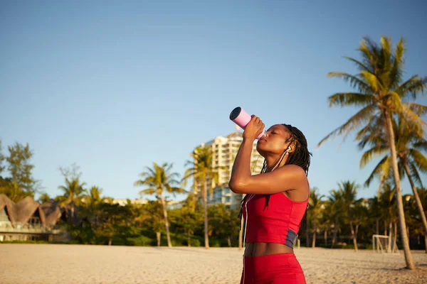 Adapter Femme Mince Boire Eau Après Avoir Couru Sur Plage — Photo