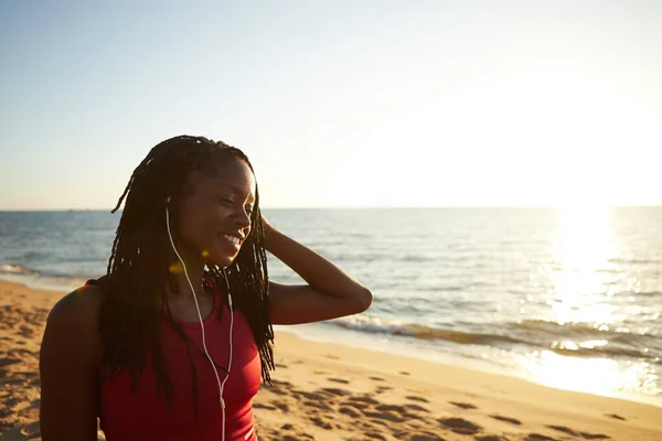Portrait Beautiful Smiling Young Black Sportswoman Listening Music Walking Beach — Stock Photo, Image