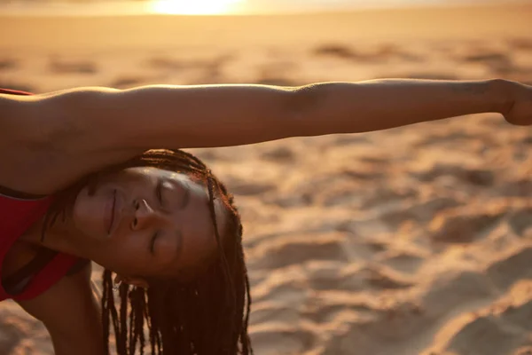 Calm Fit Black Young Woman Closing Eyes Enjoying Deep Stretch — Stock Photo, Image