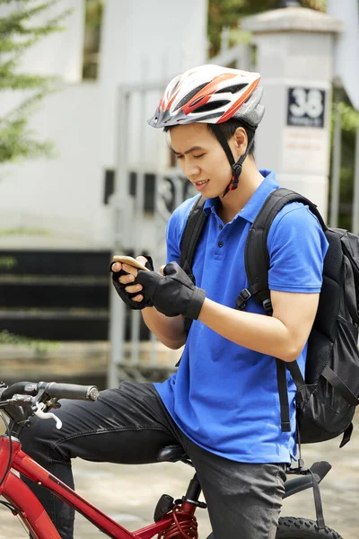 Vietnamese Young Man Sitting Bicycle Setting Destination Point Navigation App — Stock Photo, Image