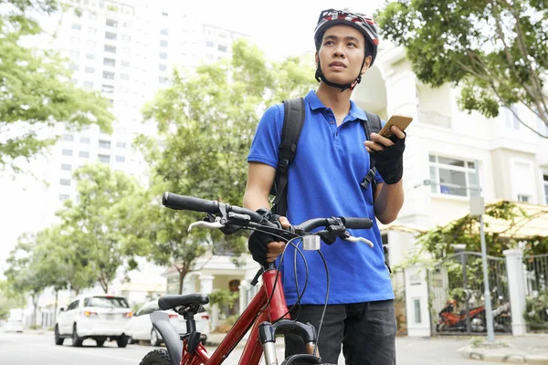 Usmívající Mladý Vietnamský Muž Chytrým Telefonem Chůze Vedle Svého Kola — Stock fotografie