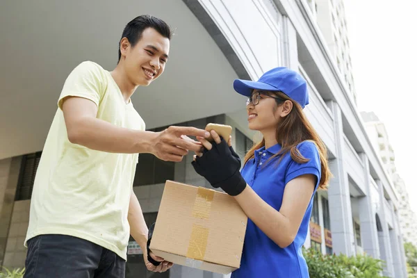 Smiling Young Delivery Woman Giving Package Asking Customer Sign Document — Stock Photo, Image