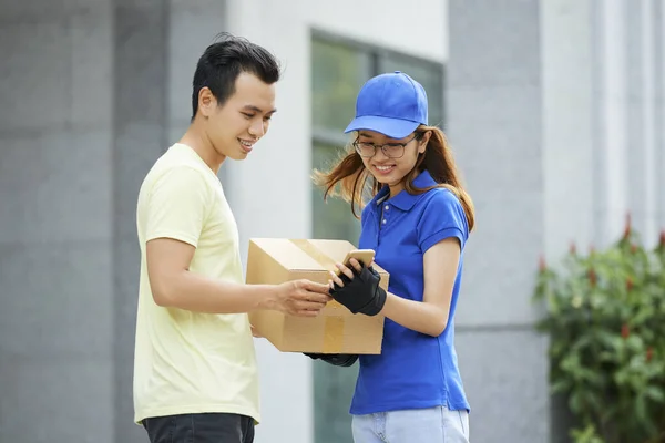 Kurir Och Kund Kontrollerar Leveransuppgifter Mobil Applikation — Stockfoto