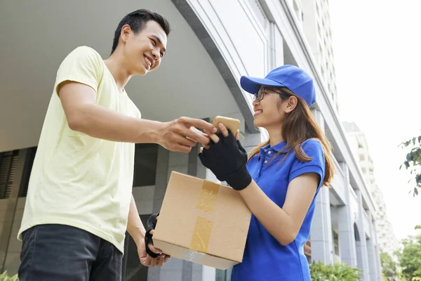 Gelukkige Jonge Vietnamese Man Ontvangt Pakket Ondertekening Mobiele Applicatie Smartphone — Stockfoto