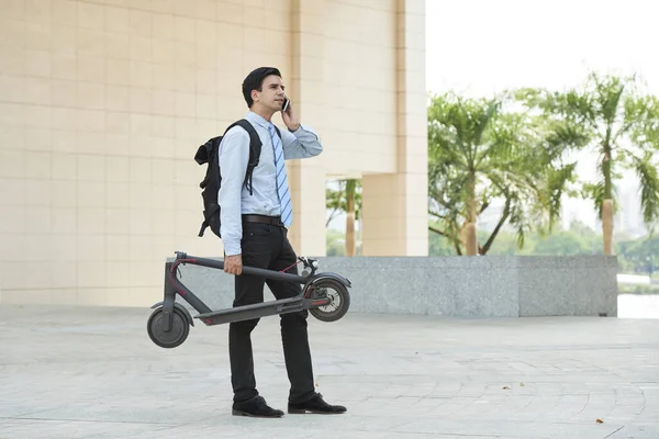 Elinde Elektrikli Scooterla Ofis Binasının Önünde Duran Yakışıklı Genç Girişimci — Stok fotoğraf