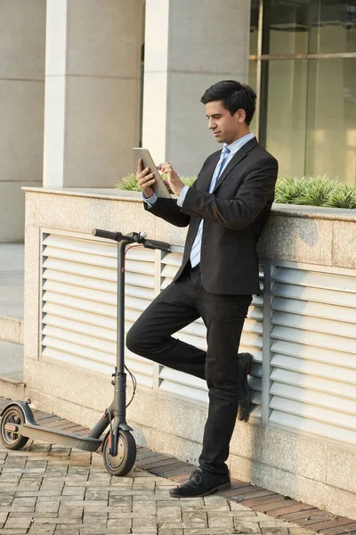 Confiado Joven Empresario Guapo Pie Aire Libre Lectura Artículo Tableta — Foto de Stock